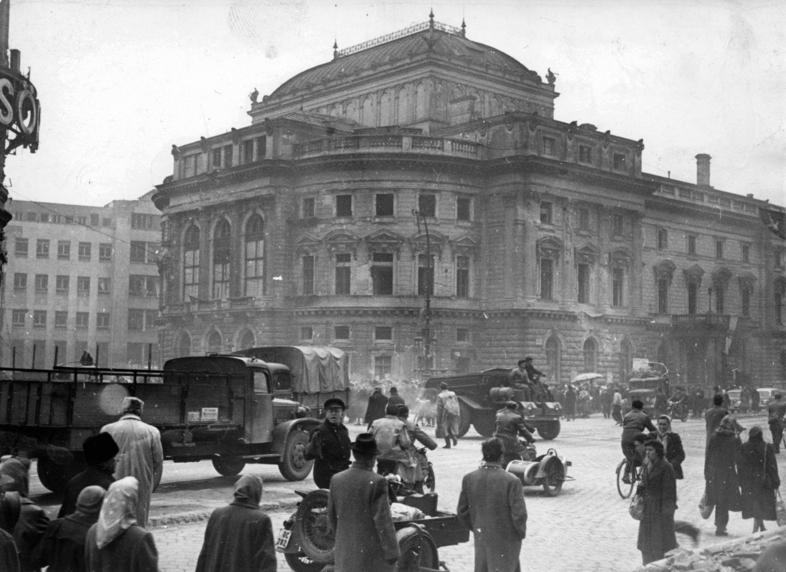 Hungary, Budapest VIII.,Budapest VII., Rákóczi út - Nagykörút kereszteződés. Blaha Lujza tér, a Nemzeti Színház és balra a Szabad Nép székháza az Erzsébet (Lenin) körút felől nézve., 1956, Fortepan/Album088, revolution, national theater, Budapest, Fortepan #233536