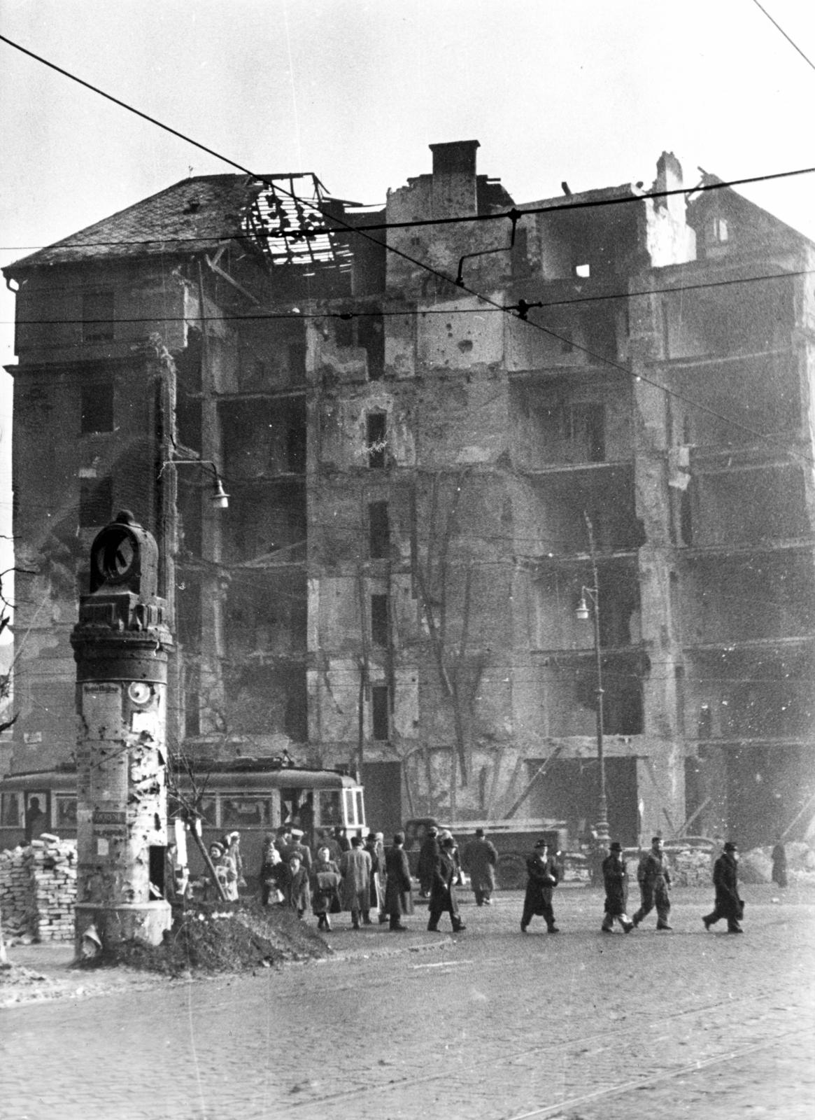Magyarország, Budapest VIII., Üllői út, szemben a József körút - Corvin (Kisfaludy) köz - Üllői út közötti romos háztömb., 1956, Fortepan/Album088, forradalom, Budapest, Fortepan #233537