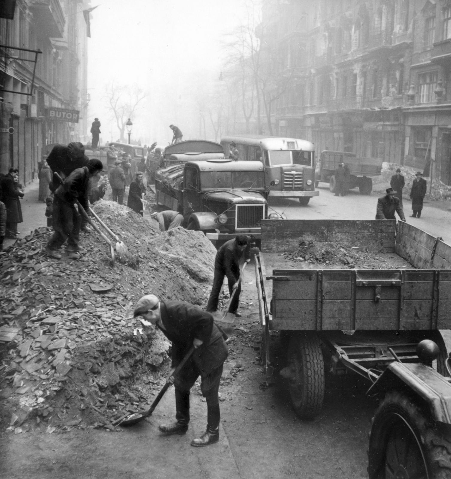 Magyarország, Budapest VIII., Baross utca, romeltakarítás a 77-es számú ház előtt., 1956, Fortepan/Album088, forradalom, romeltakarítás, Budapest, Fortepan #233539