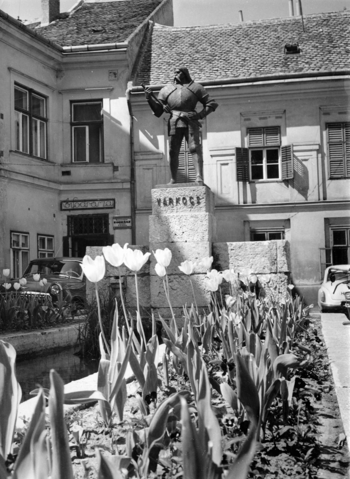 Magyarország, Székesfehérvár, Várkapu utca, Varkocs György várkapitány szobra (Erdei Dezső, 1938.)., 1965, Fortepan/Album088, Fortepan #233551