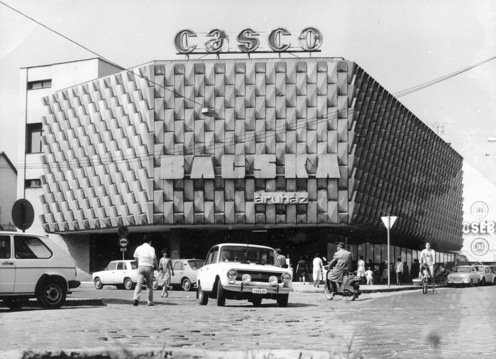 Magyarország, Baja, balra a Táncsics Mihály utca, jobbra a Vörösmarty Mihály utca, Bácska Áruház., 1980, Fortepan/Album088, Simson Schwalbe, rendszám, Fortepan #233558