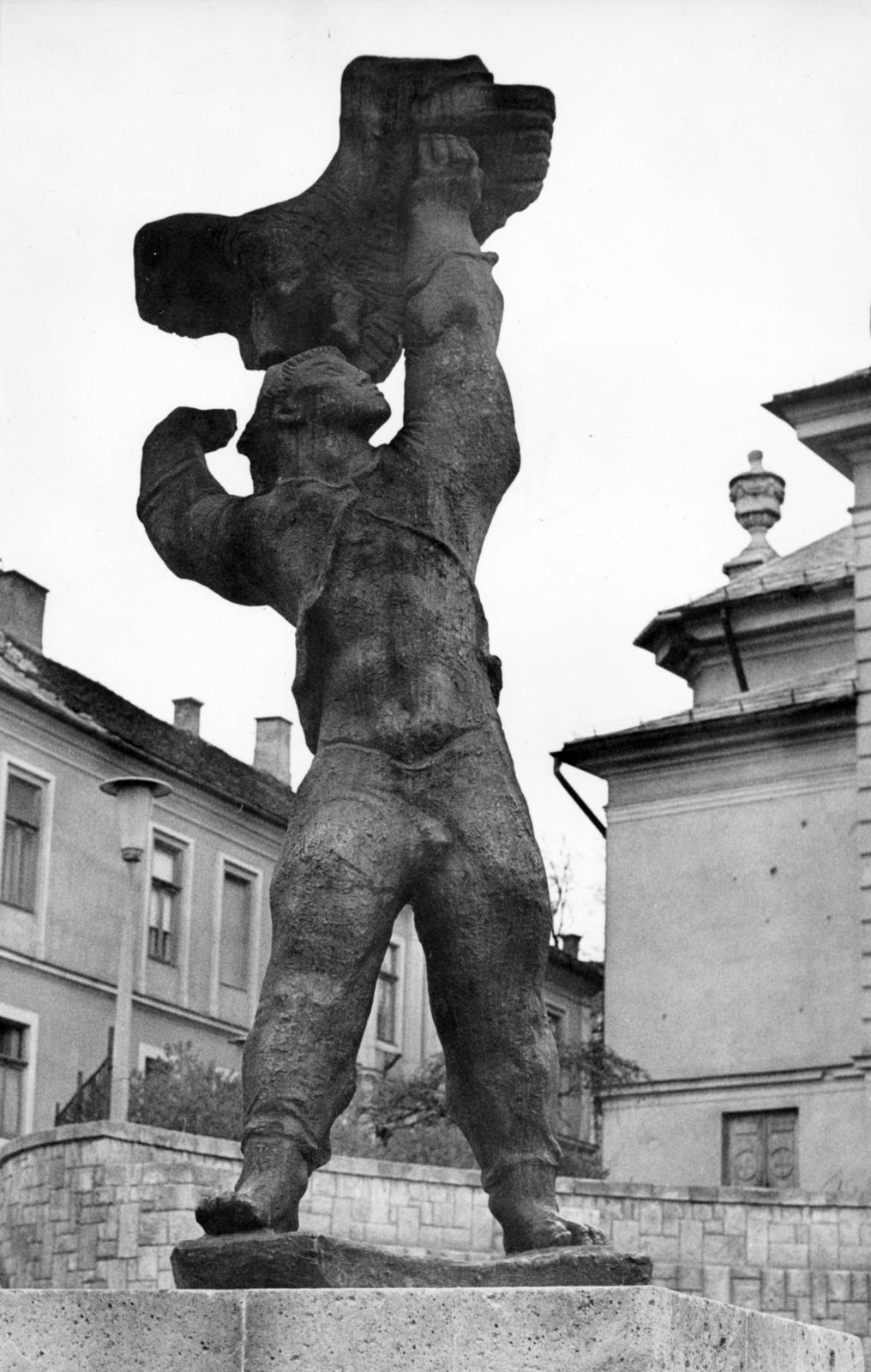 Magyarország, Sátoraljaújhely, Hősök tere, Kerényi Jenő szobrászművész partizán emlékműve, melyet 1948. szeptember 12-én avattak fel., 1974, Fortepan/Album088, Fortepan #233560