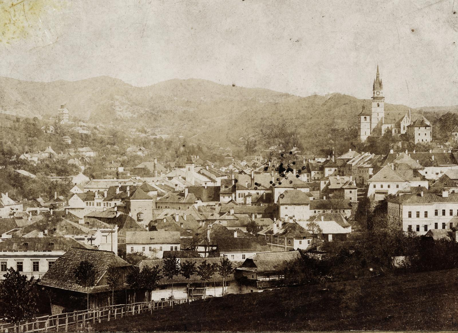 Szlovákia, Körmöcbánya, a város látképe, jobbra a Szent Katalin-templom., 1900, Brogyáni Jenő, városkép, templomtorony, látkép, Fortepan #233574