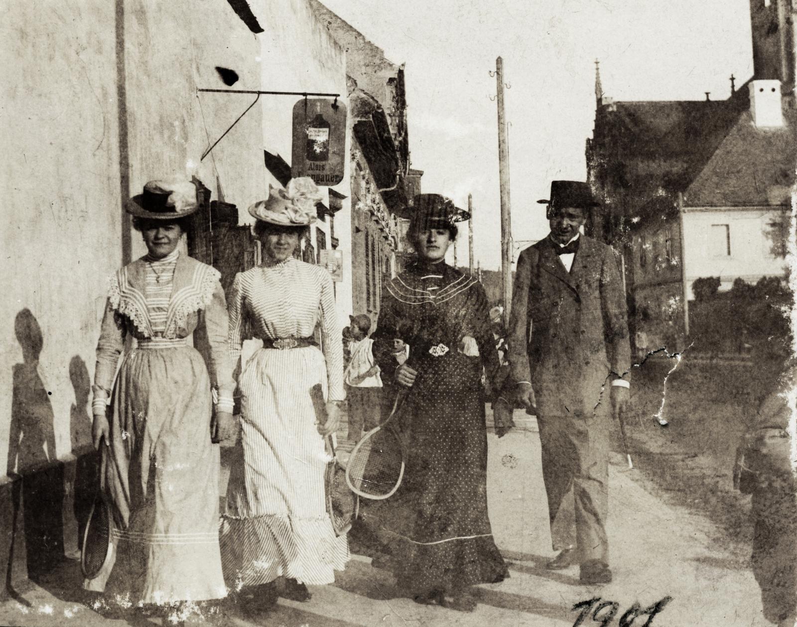 Szerbia, Versec, ulica Vuka Karadžića a Bulevar Žarka Zrenjanina felé, jobbra a Szent Gellért-templom., 1901, Brogyáni Jenő, Best of, hölgy, kalap, cégér, úriember, teniszütő, elegancia, Fortepan #233576