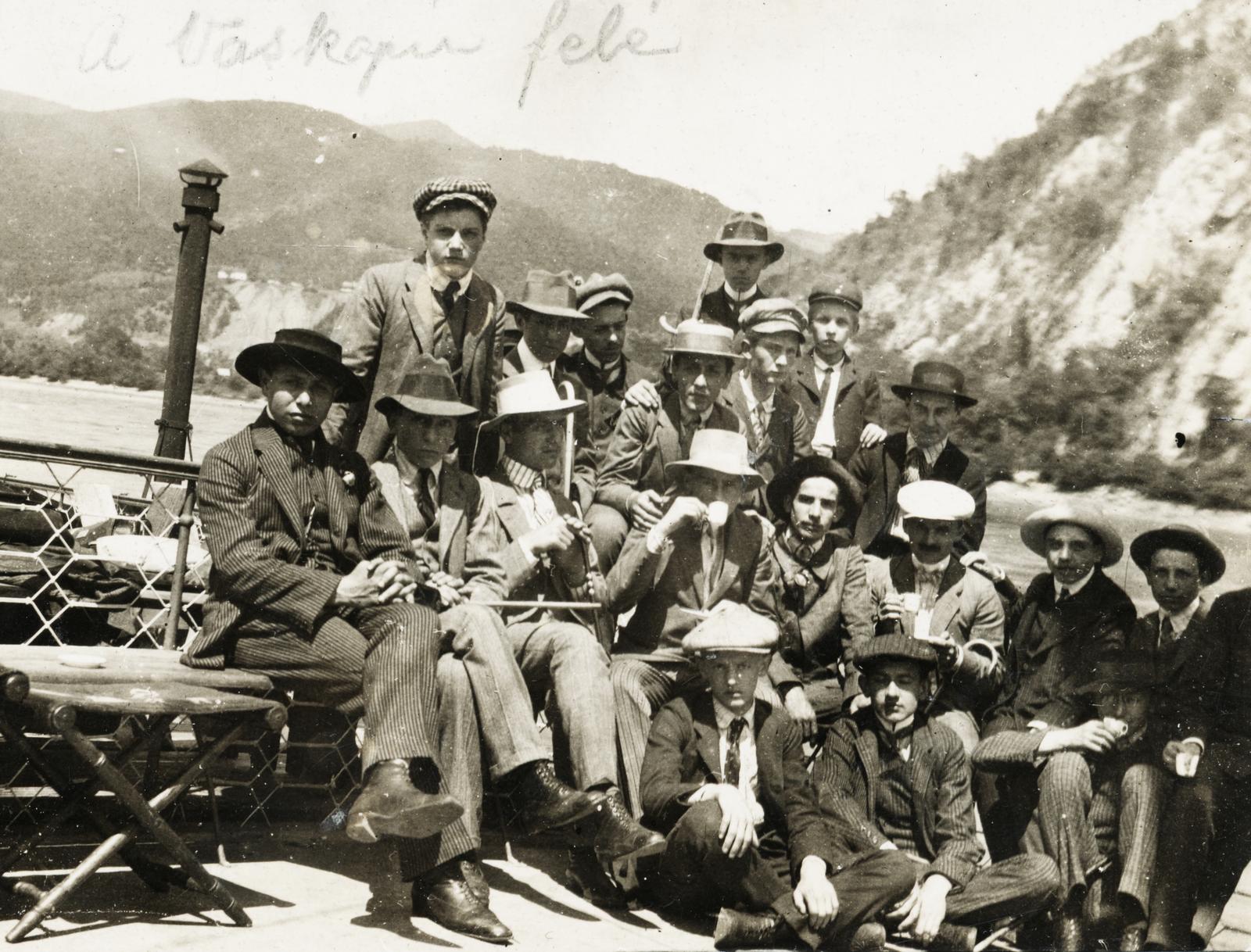 1908, Brogyáni Jenő, visor cap, excursion, boys, tableau, ship, Danube, Fortepan #233579