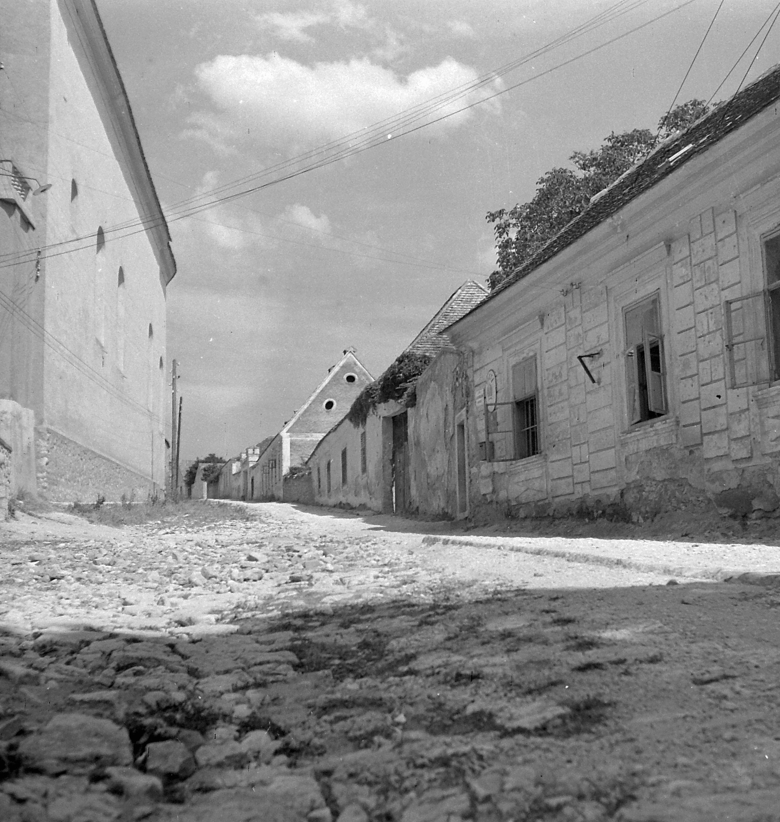 Hungary, Sümeg, balra a ferences templom, jobbra a Szent István tér 5. Kecskeméty-ház. Szemben a Vak Bottyán utca., 1950, Építész, street view, Fortepan #23358