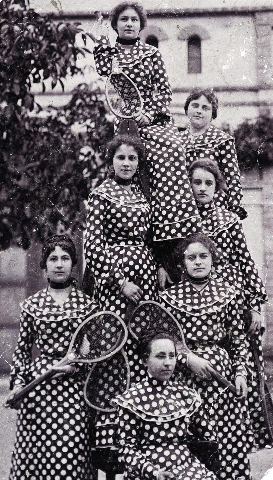 1915, Brogyáni Jenő, pöttyös ruha, emberi piramis, lányok, teniszütő, csoportkép, tenisz, Fortepan #233583