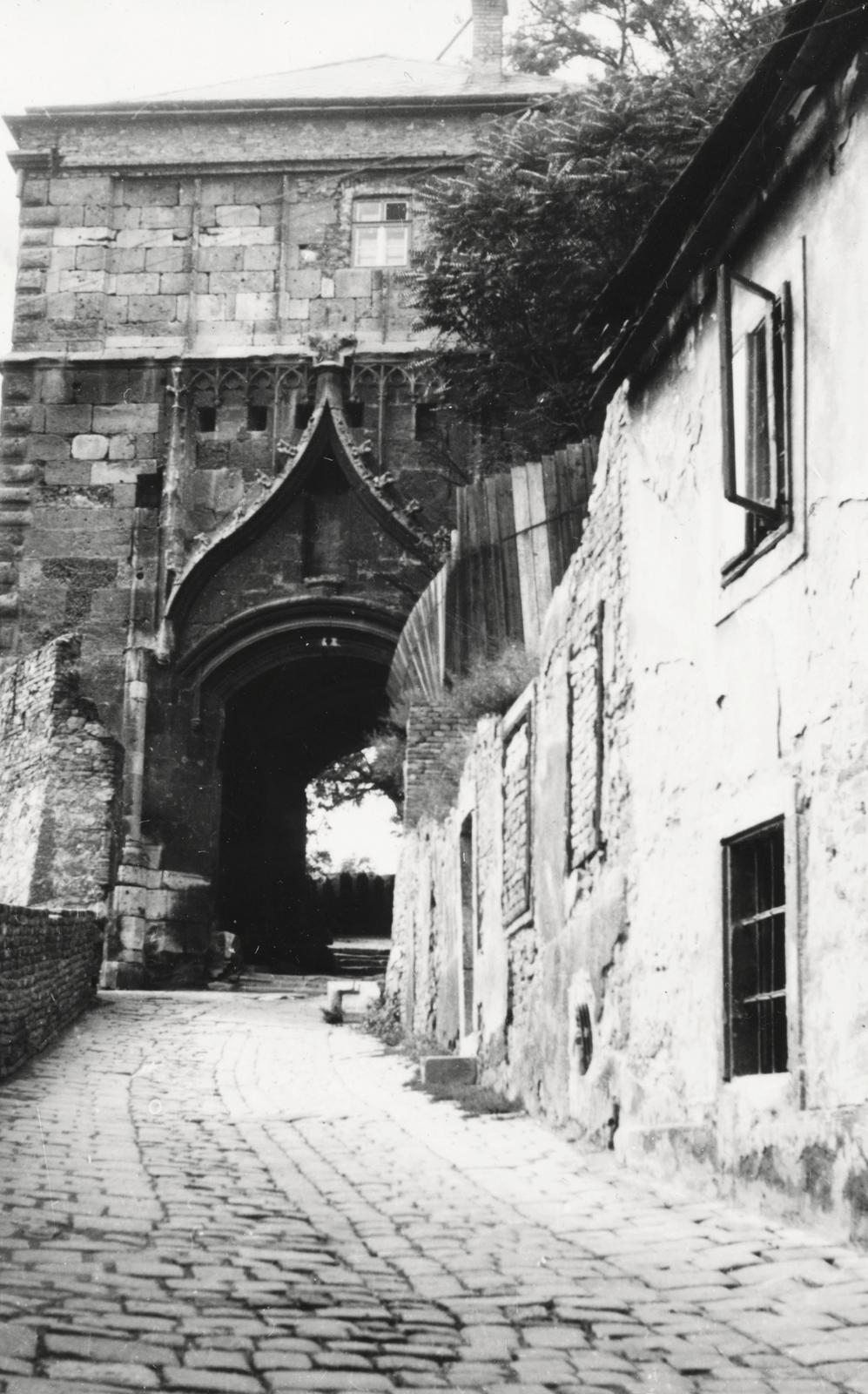 Szlovákia, Pozsony, Várlépcső (Zámocké schody), a vár Zsigmond-kapuja., 1954, Brogyáni Jenő, Fortepan #233605