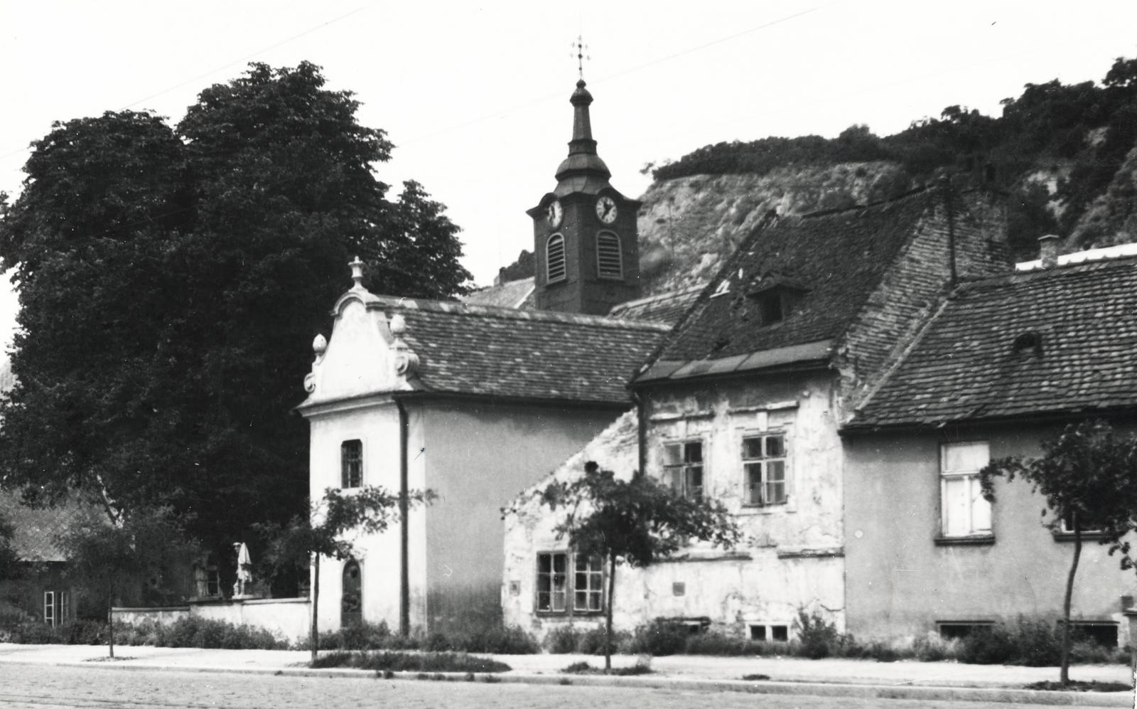 Szlovákia, Pozsony, Nábrežie armádneho generála Ludvíka Svobodu, szemben a váraljai Szentháromság-templom (Kostol Najsvätejšej Trojice (Podhradie))., 1954, Brogyáni Jenő, Fortepan #233608