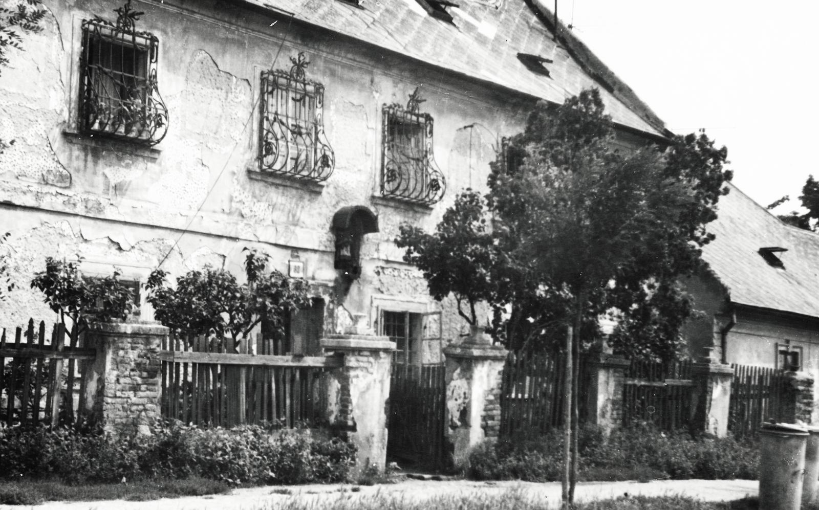 Szlovákia, Pozsony, Nábrežie armádneho generála Ludvíka Svobodu (Podhradské nábrežie), a mára lebontott régi pénzverde (Münzhaus) épülete., 1954, Brogyáni Jenő, Fortepan #233609