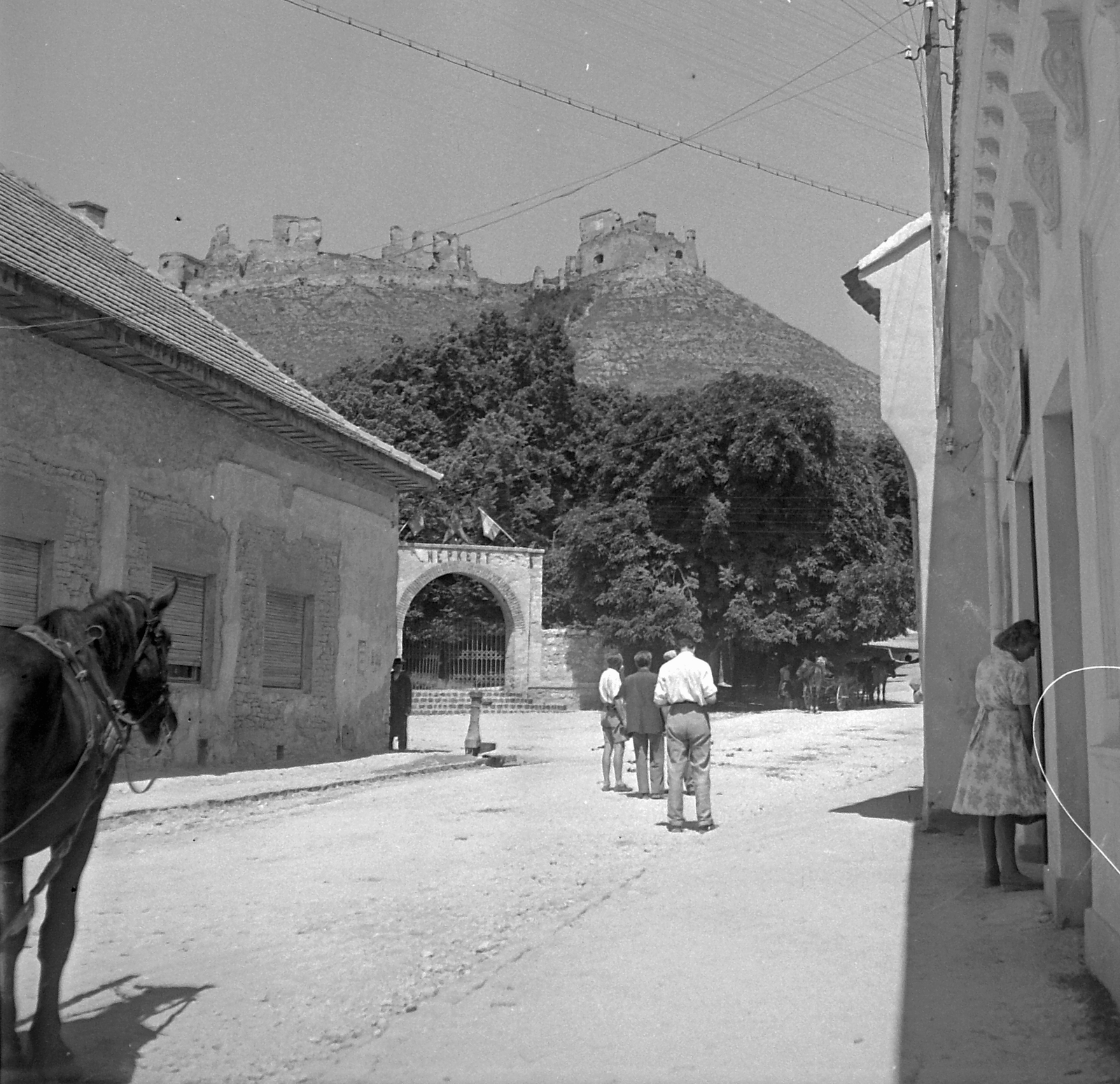 Hungary, Sümeg, Szent István tér és a Vár a Kossuth Lajos utca felől., 1950, Építész, horse, street view, public well, castle, Fortepan #23361