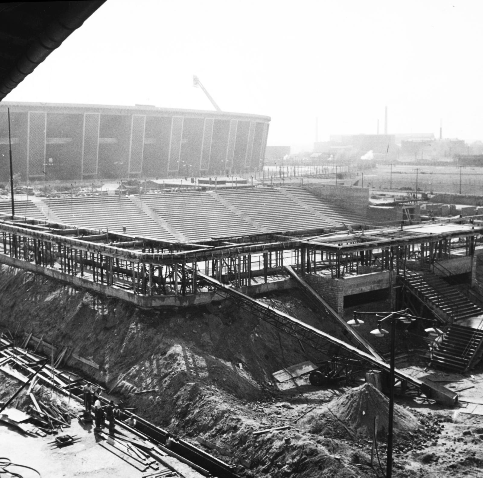 Magyarország, Budapest XIV., Szabó József utca, kilátás a Millenáris pálya tribünjéről a Kisstadion építkezése felé. Háttérben a Népstadion., 1960, Thaly Gergely, Budapest, Fortepan #233634