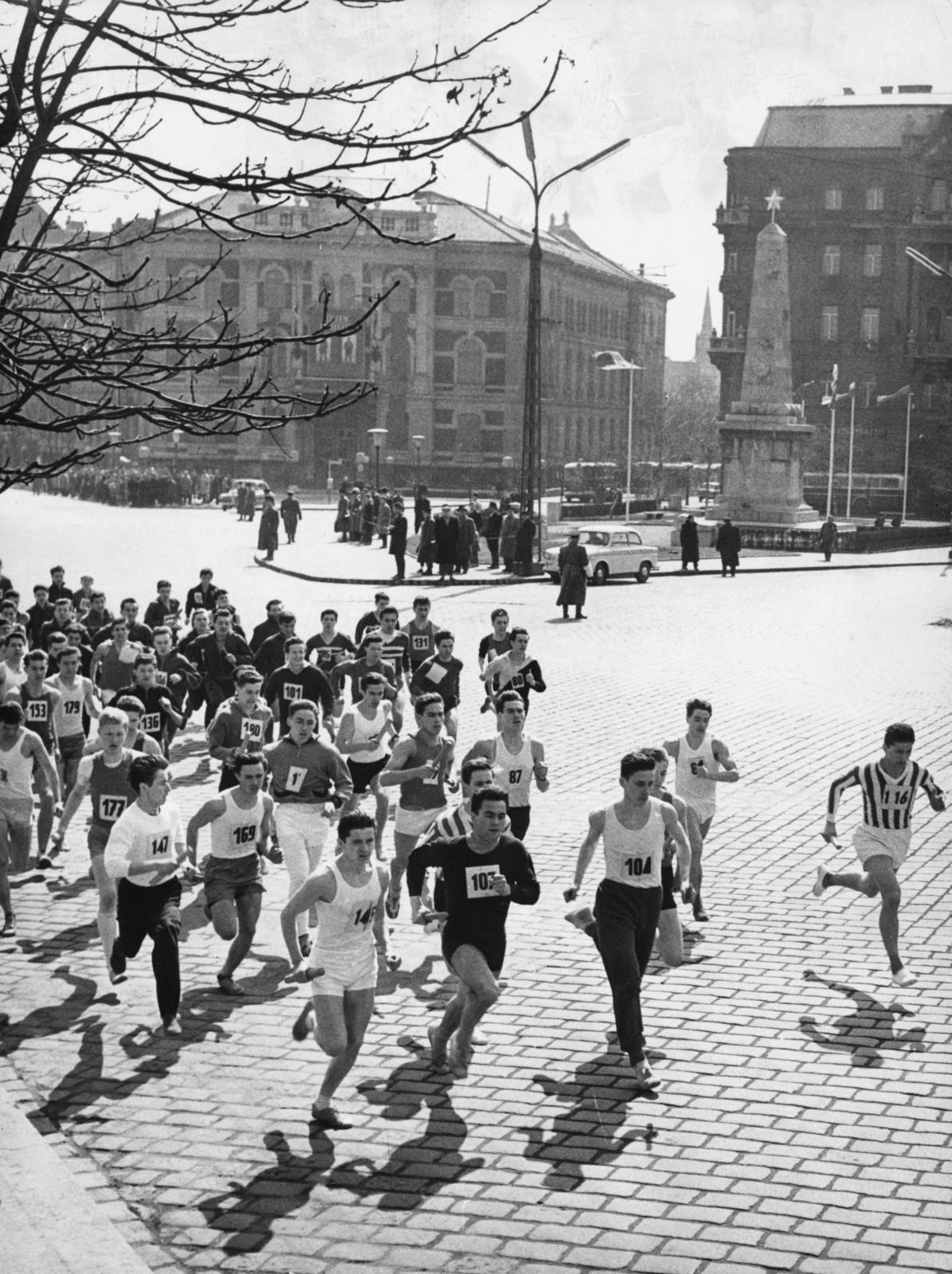 Hungary, Budapest XI., Szent Gellért tér, futóverseny, háttérben a Szovjet hősi emlékmű., 1961, Thaly Gergely, Budapest, Fortepan #233655