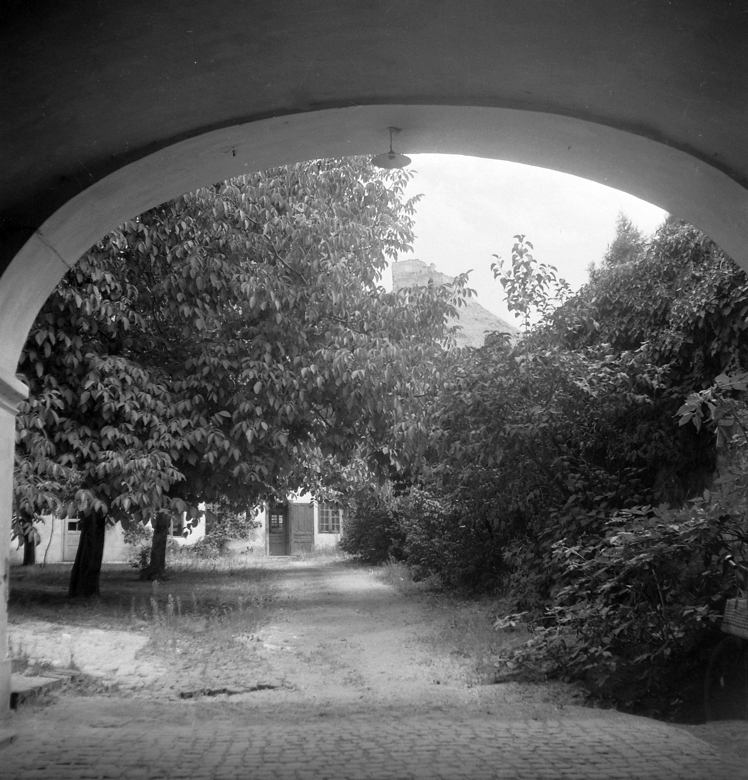 Hungary, Sümeg, Kossuth utca 33. Eitner-ház., 1950, Építész, cobblestones, arch, Fortepan #23366