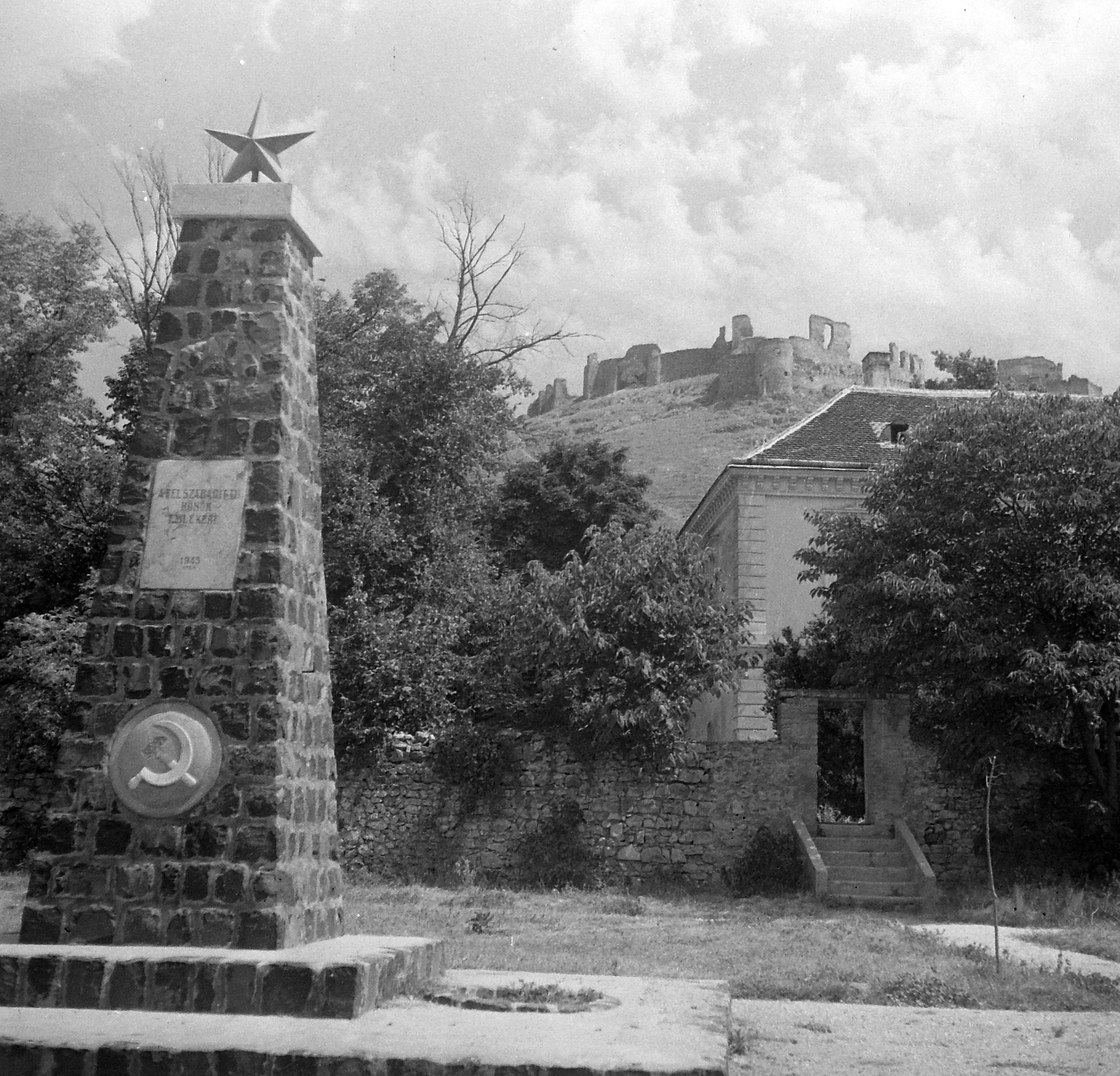 Hungary, Sümeg, Kossuth Lajos utca, szovjet emlékmű, háttérben a vár., 1950, Építész, monument, crest, Red Star, castle, symbol, Soviet memorial, Fortepan #23368