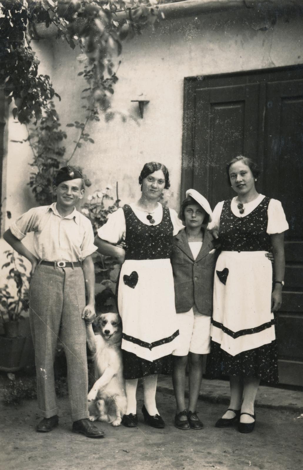 1938, Büki család, lányok, család, kutya, kötényruha, Fortepan #233701