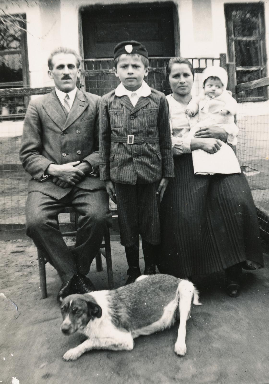 1936, Büki család, család, ölben ül, kutya, Bocskai sapka, Fortepan #233703