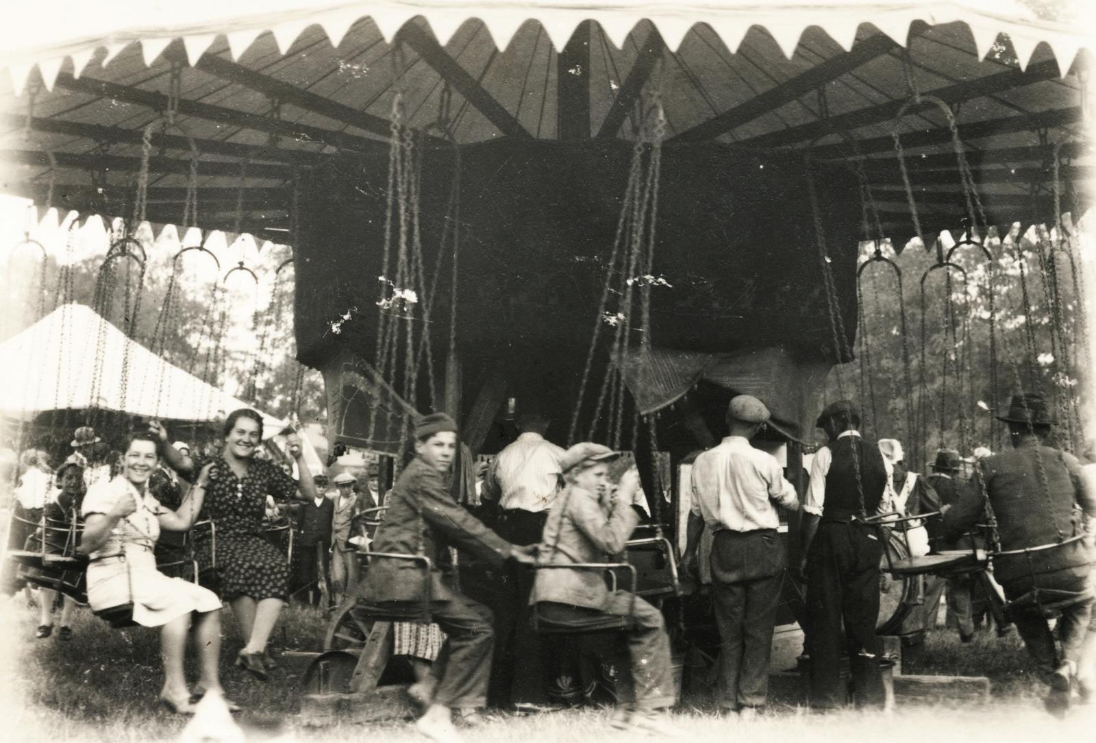 1939, Büki család, körhinta, Fortepan #233710
