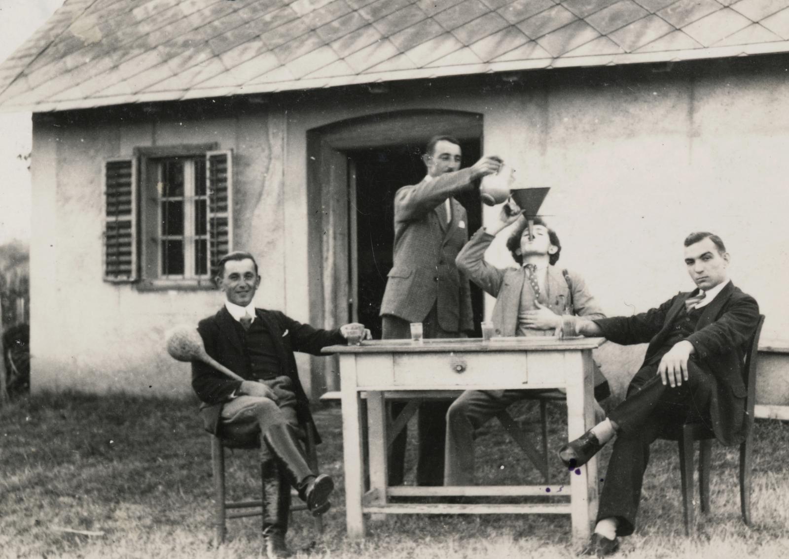 1938, Büki család, italozás, tréfálkozás, lopótök, tölcsér, Fortepan #233735