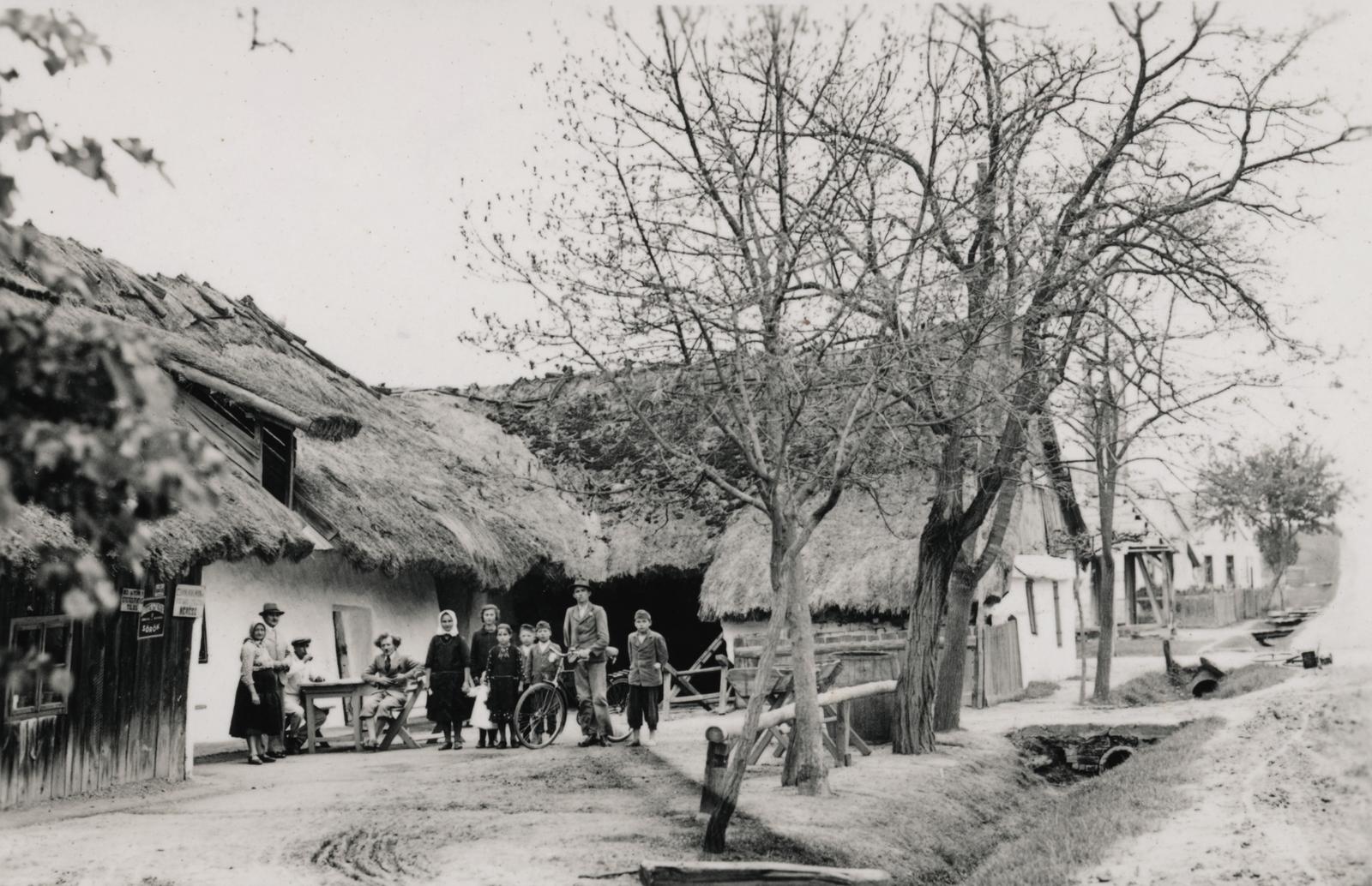 1940, Büki család, kerékpár, falu, zsúptető, vizesárok, Fortepan #233755