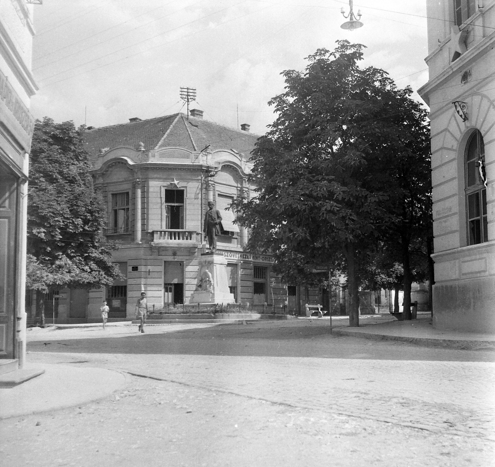 Hungary, Sümeg, Mártírok útja 1. Ramassetter Vince (1806-1878) szobra., 1950, Építész, sculpture, street view, Vince Ramassetter-portrayal, Fortepan #23378