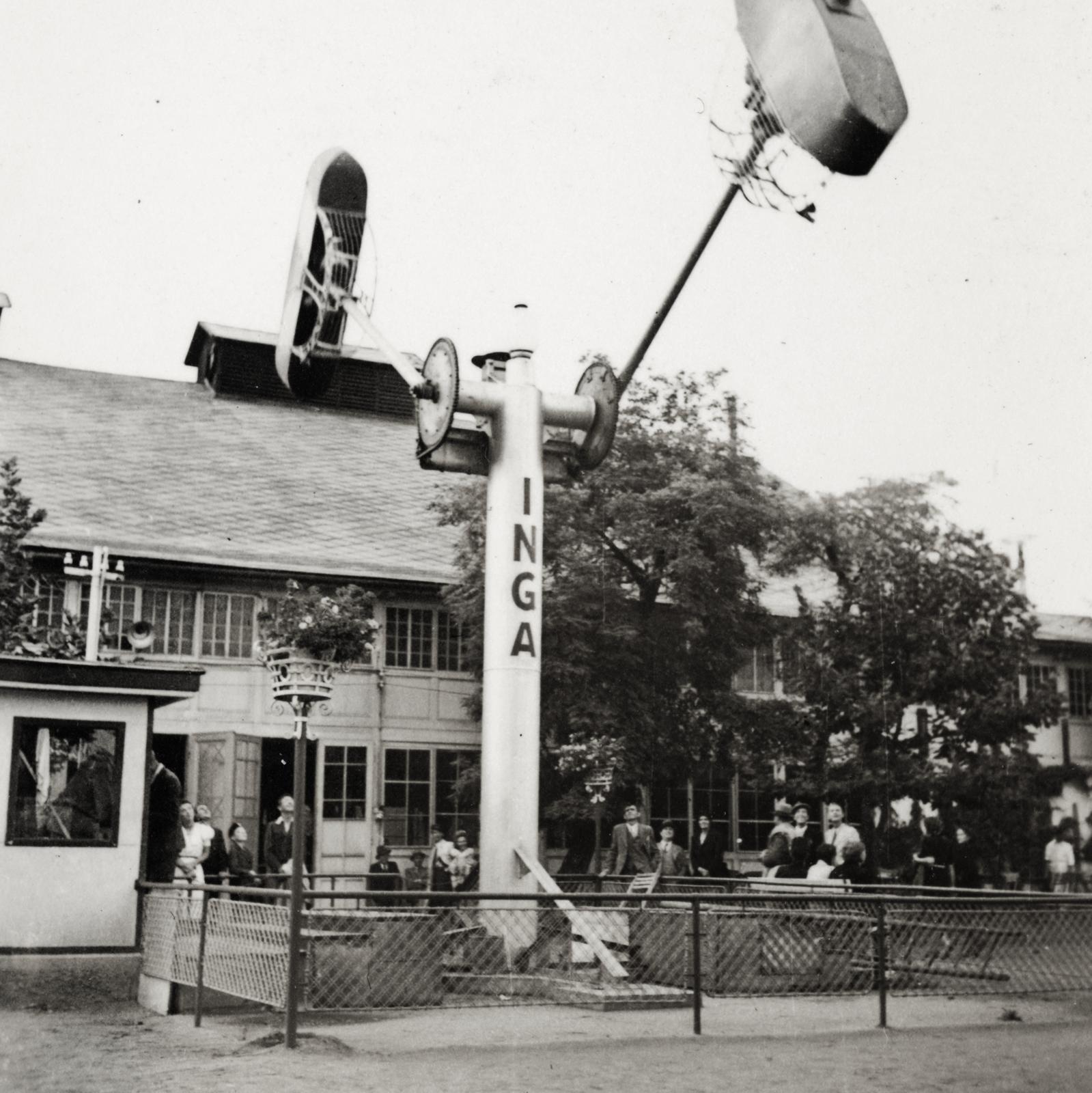 Magyarország, Városliget, Budapest XIV., Angolpark (később Vidámpark), az Inga és a Dodgem épülete., 1941, Büki család, Budapest, hinta, Fortepan #233783