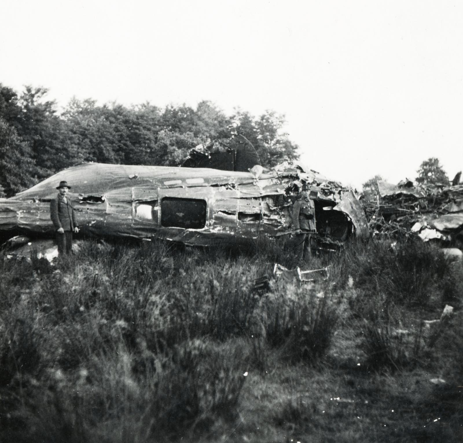 1944, Büki család, járműroncs, repülőgép, Consolidated-márka, Consolidated B-24 Liberator, Fortepan #233797