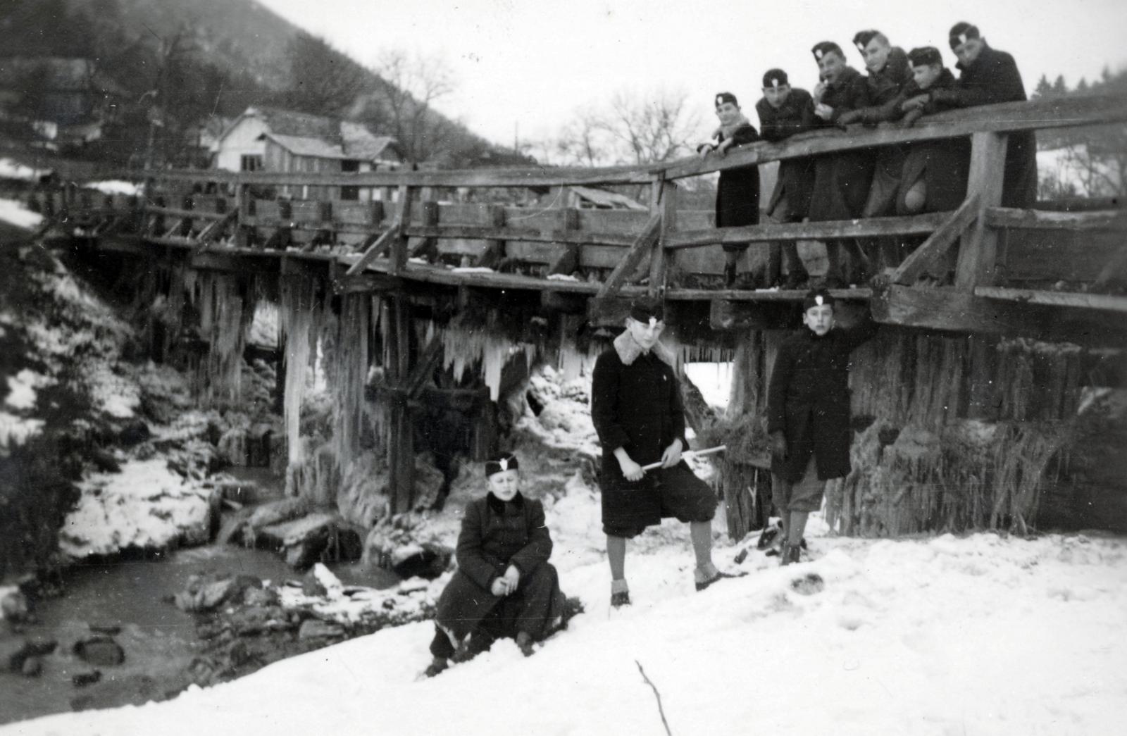 Slovakia, Rožňava, cölöphíd a Sajó felett, a felvétel jezsuita gimnazisták kirándulásán készült., 1940, Jezsuita Levéltár, wooden bridge, youth military organisation, bridge, Fortepan #233830