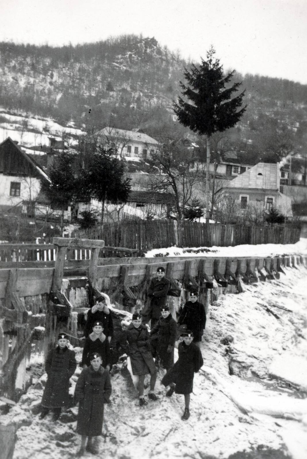 Slovakia, Rožňava, csatorna a Drázus-patak felett a mai Kúpelná ulica környékén. A felvétel a jezsuita gimnazisták kirándulásán készült., 1940, Jezsuita Levéltár, Fortepan #233832