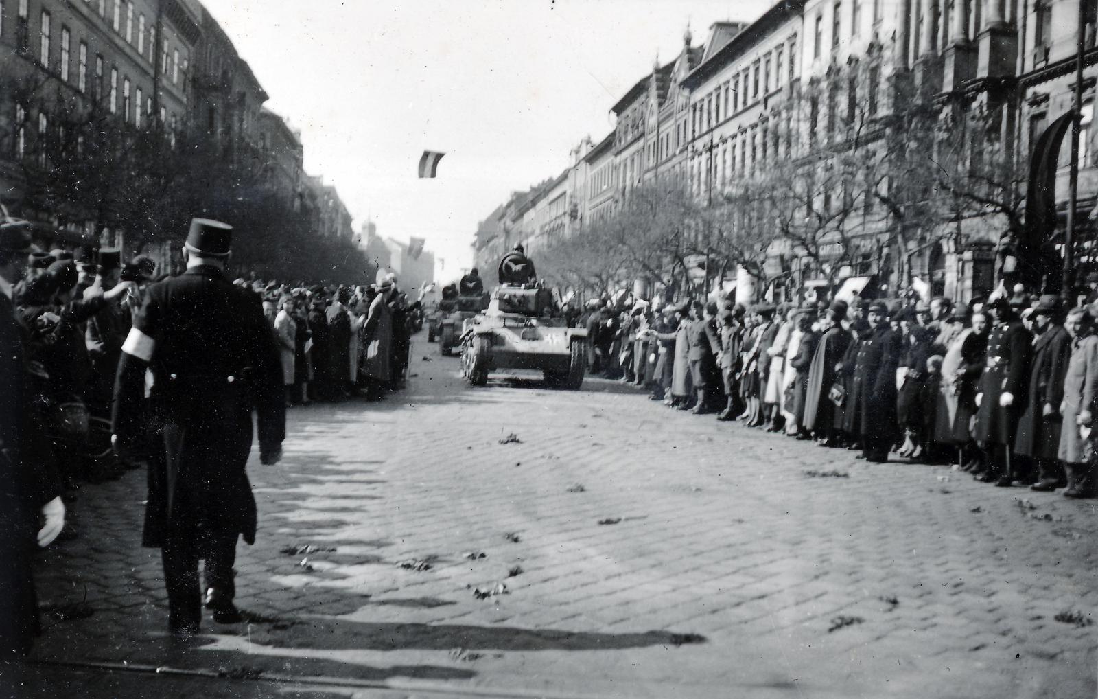 1941, Jezsuita Levéltár, háttal, 38M/42M Toldi, rendőr, harckocsi, Fortepan #233838