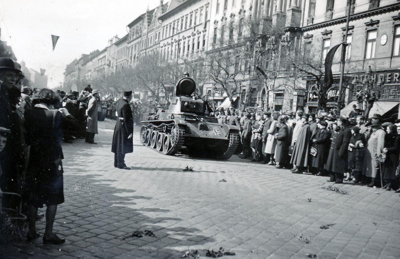 1941, Jezsuita Levéltár, Best of, gaping, Frigyes Stühmer chocolate factory, track, tank, Fortepan #233839