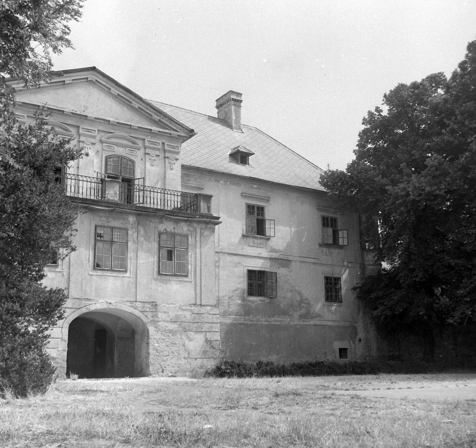 Hungary, Sümeg, a Püspöki Palota kerti homlokzata., 1950, Építész, balcony, palace, Fortepan #23384