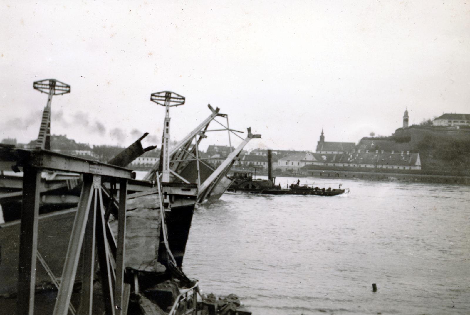 Szerbia, Újvidék, a lerombolt közúti híd (Most kraljevića Tomislava) maradványa, háttérben a Duna túlpartján Pétervárad., 1941, Jezsuita Levéltár, híd, Fortepan #233850