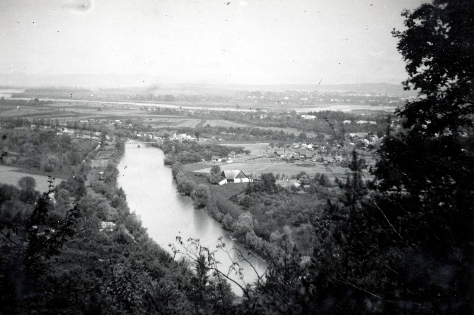 Románia,Erdély, Máramarossziget, kilátás a Solovan hegyről, előtérben az Iza folyó, a távolban a Tisza. A túlparton Ukrajna, Aknaszlatina., 1939, Jezsuita Levéltár, Fortepan #233868