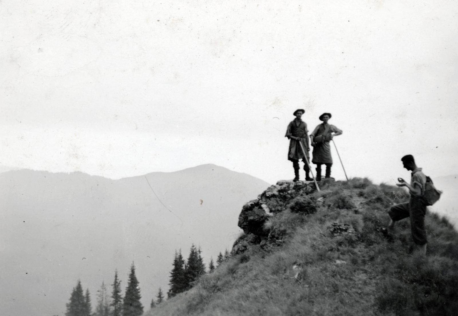 Románia,Erdély, Radnai-havasok (Munții Rodnei), két pásztor ordával kínálja a kirándulót., 1939, Jezsuita Levéltár, Fortepan #233872