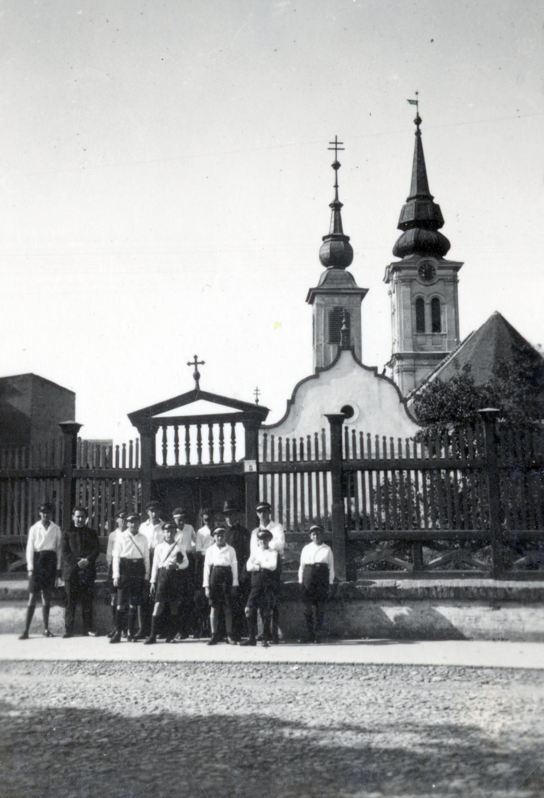 Romania,Transylvania, Oradea, gr. Széchenyi István tér (Parcul Traian), Szentháromság ortodox templom, jobbra a Nagyvárad-Olaszi református templom tornya., 1941, Jezsuita Levéltár, Fortepan #233874