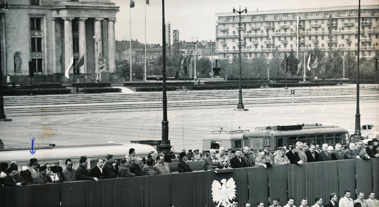 Lengyelország, Varsó, plac Defilad (Felvonulás tér), háttérben balra a Kultúra és Tudomány Palotája, jobbra az ulica Świętokrzyska 32. számú lakóház., 1962, Rajz Helga Eszter, Fortepan #233890