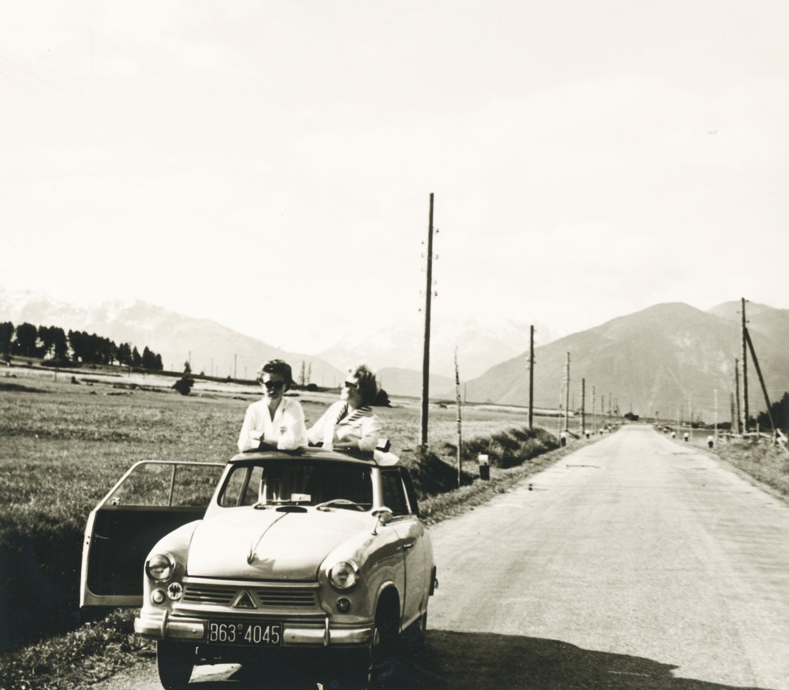 Olaszország, Dél-Tirol, a mai SS40 országút a Haidersee / Lago della Muta közelében. A háttérben balra az Ortler, Dél-Tirol legmagasabb hegycsúcsa., 1961, Farkas Lóránt, Lloyd-márka, Fortepan #233900
