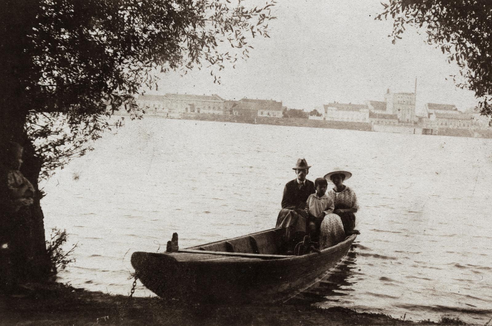 Hungary, Szeged, partfürdő, háttérben a Felső-Tiszapart, a PICK szalámigyárral., 1921, Farkas Lóránt, Fortepan #233904