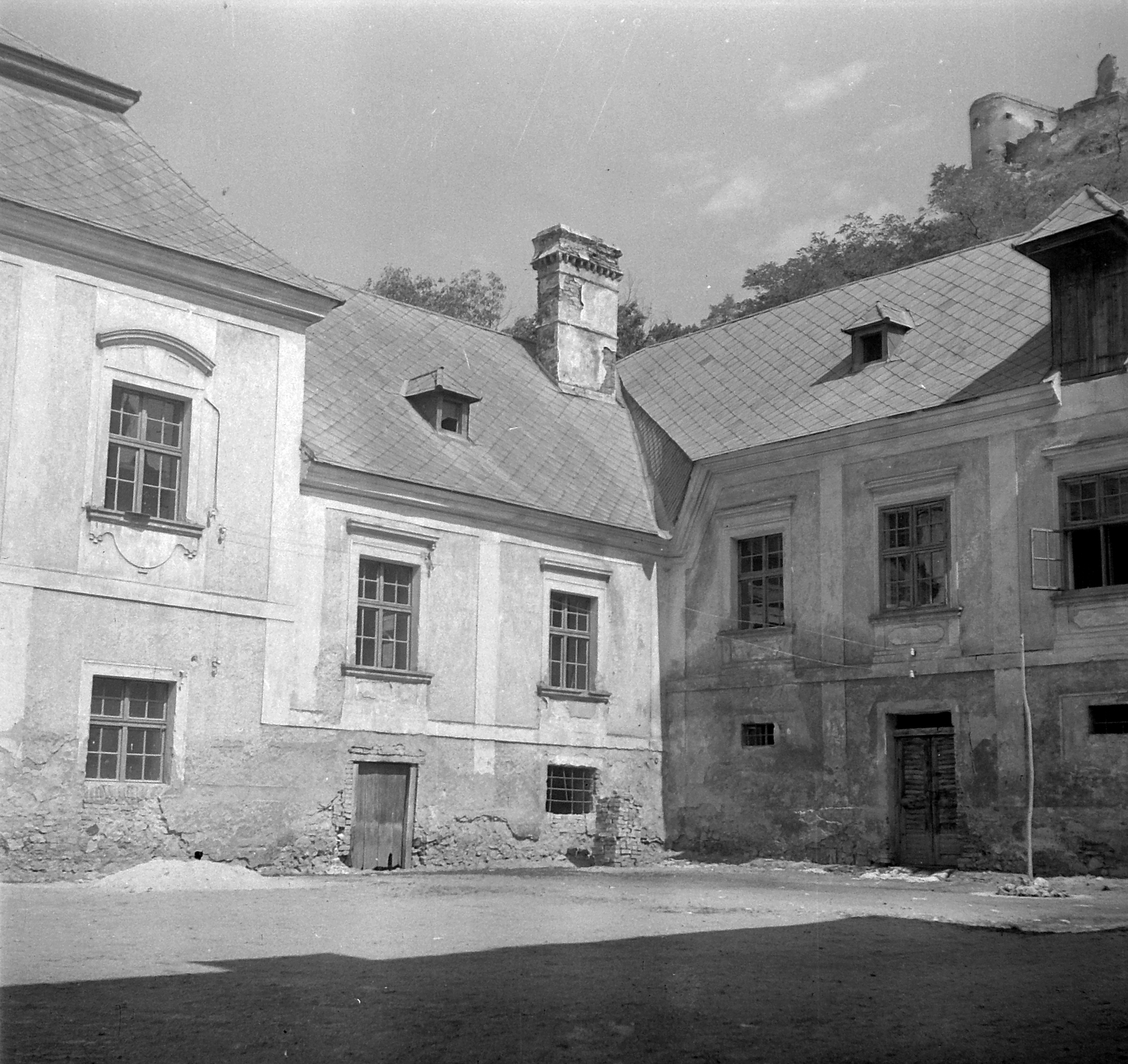 Hungary, Sümeg, Püspöki Palota udvara., 1950, Építész, bishop's palace, yard, Fortepan #23392