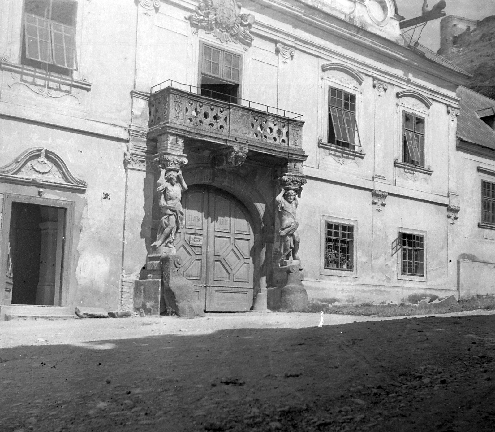 Hungary, Sümeg, Püspöki Palota és a vár., 1950, Építész, sculpture, balcony, Baroque-style, crest, palace, Fortepan #23394