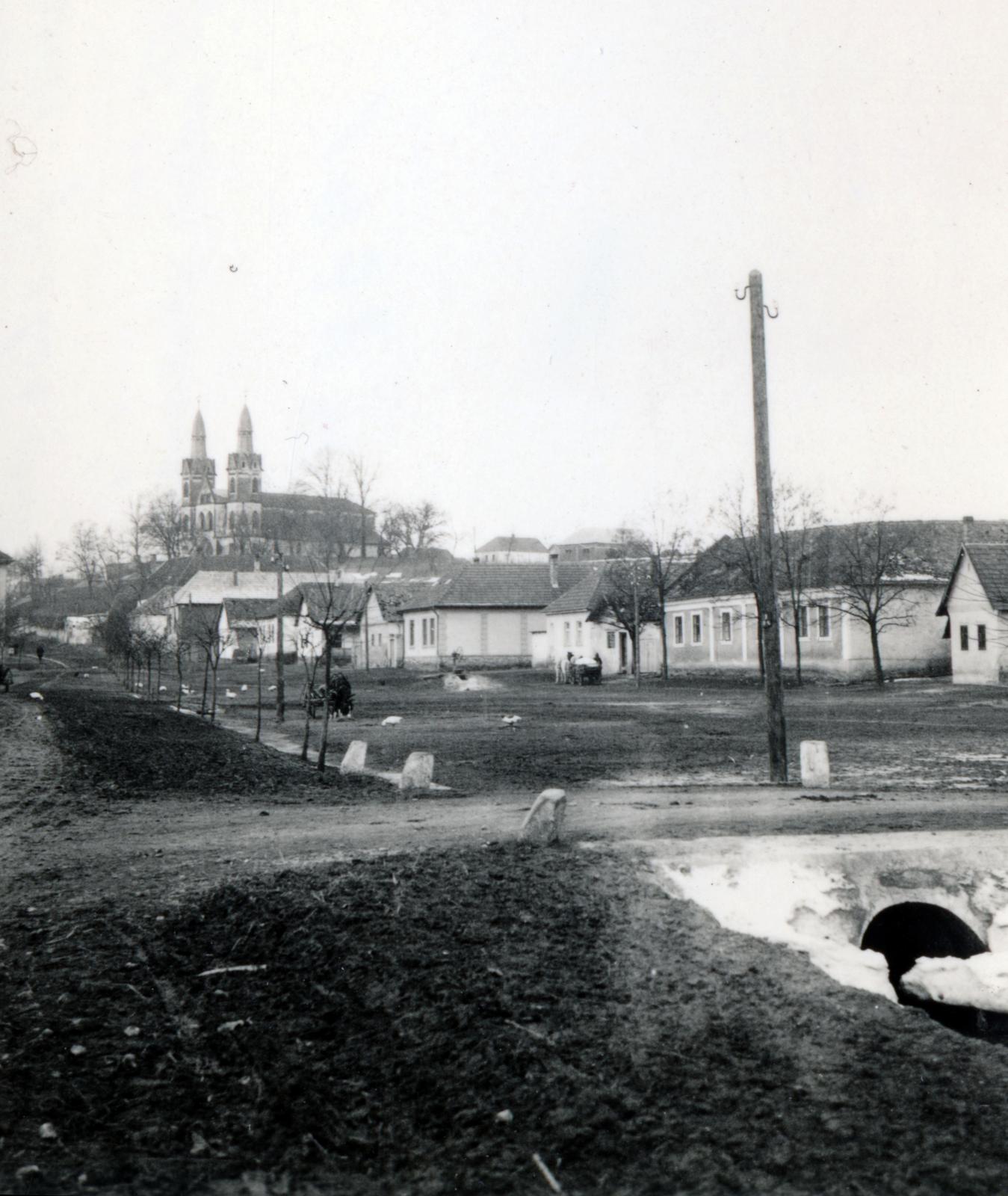 Magyarország, Pétervására, Szabadság tér, a távolban a Szent Márton püspök templom., 1938, Mikolay Károly, Fortepan #233948