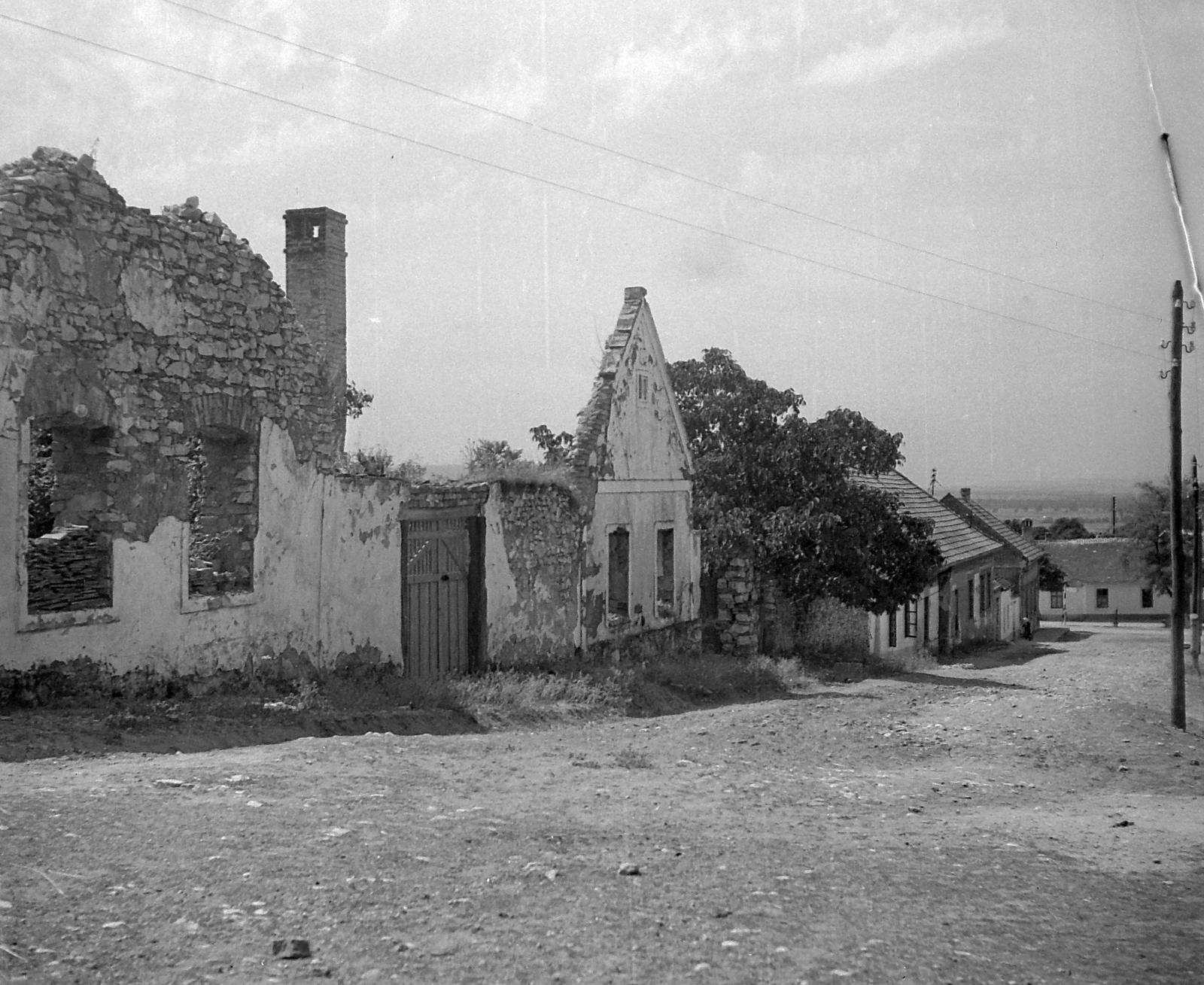 Hungary, Sümeg, Váralja utca a Szegedy Róza utca felé nézve., 1950, Építész, street view, pylon, ruins, house, Fortepan #23395