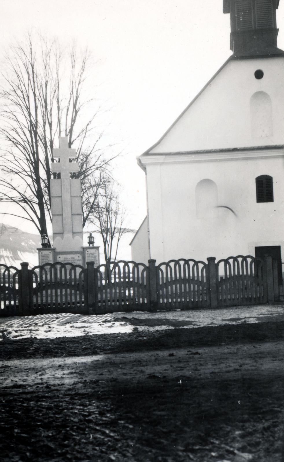 Hungary, Szabadság út, az Árpád-házi Szent Erzsébet-templom és mellette az I. világháborús emlékmű., 1938, Mikolay Károly, Fortepan #233951