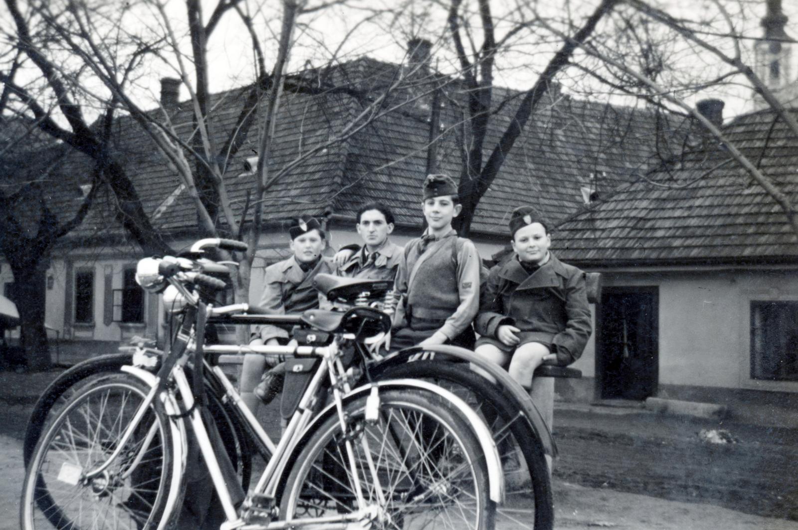 Hungary, Szentendre, 1940, Palágyi Bálint, bicycle, Fortepan #233971