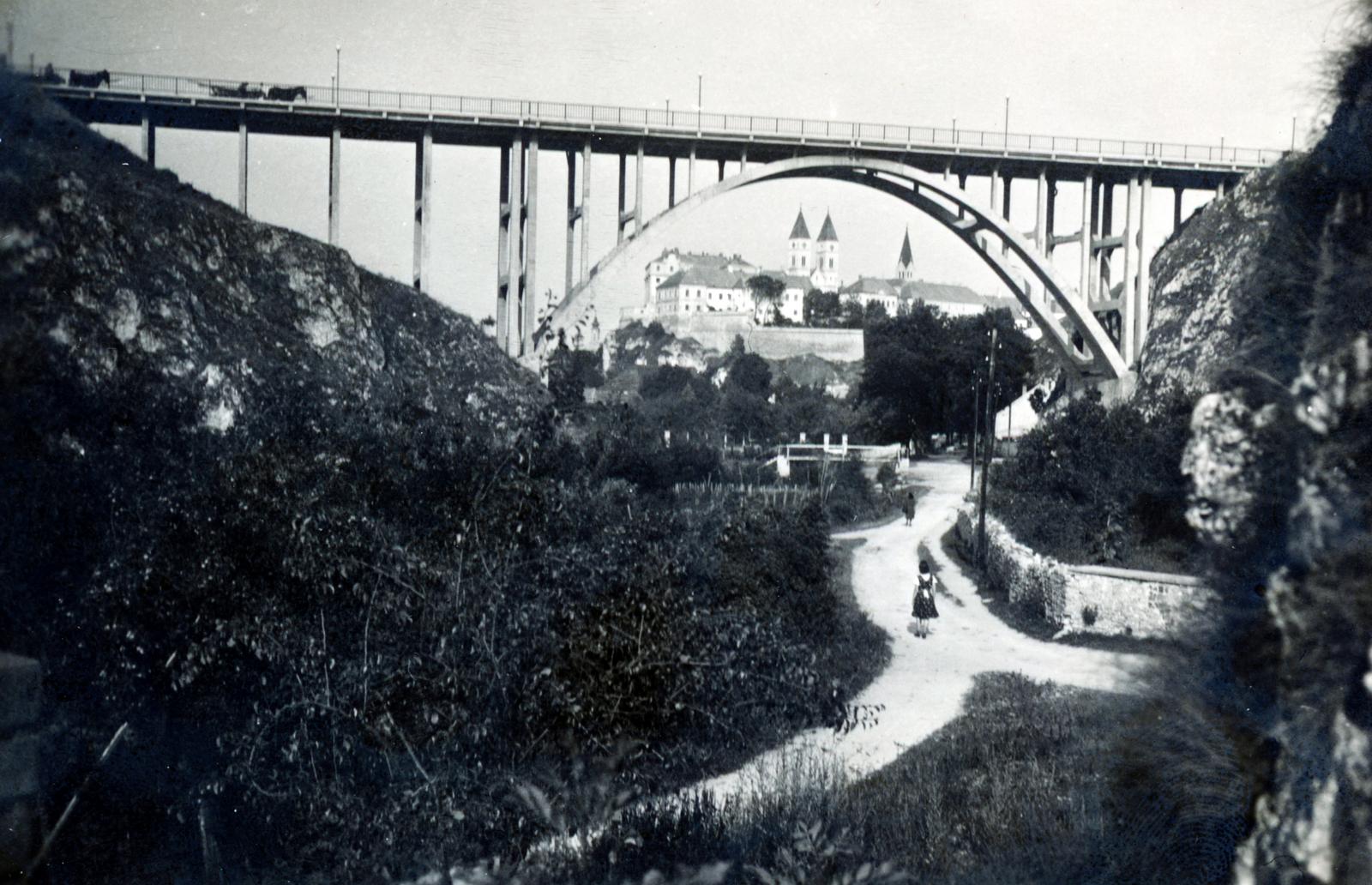 Hungary, Veszprém, Kittenberger Kálmán utca, szemben a Szent István völgyhíd (Viadukt) és a Vár., 1942, Palágyi Bálint, Fortepan #233983