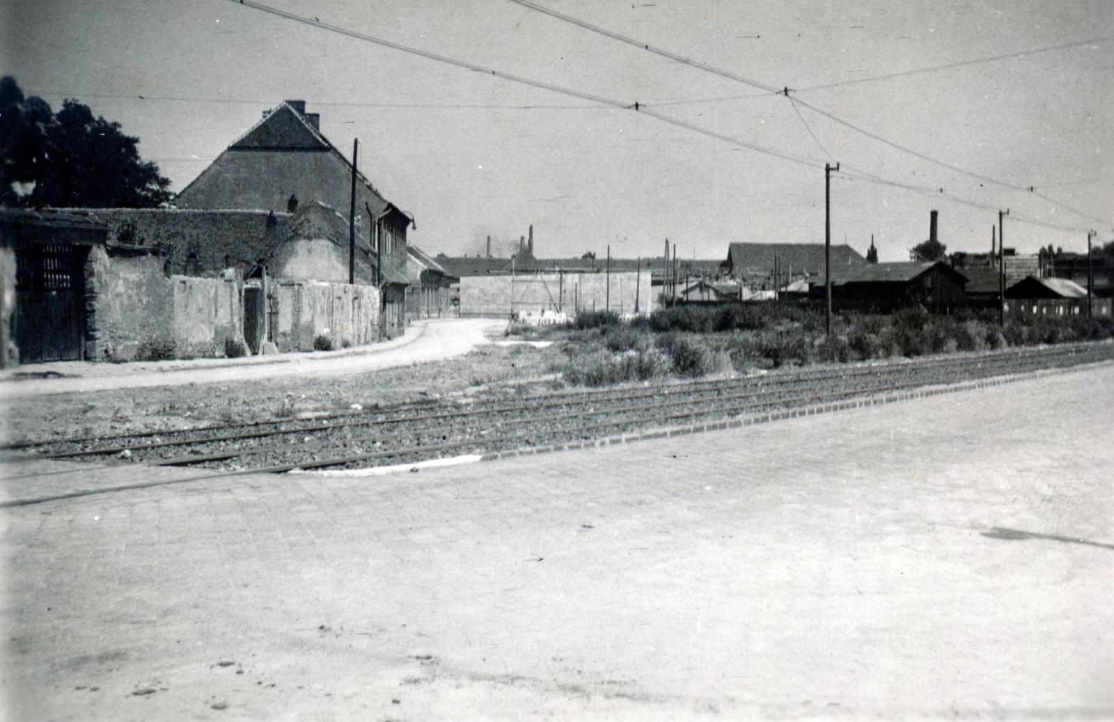 Magyarország, Óbuda, Budapest III., Lajos utca, balra a Szent Péter és Pál-templom plébániája. Szemben az Árpád híd budai hídfőjének építkezése., 1943, Palágyi Bálint, Budapest, kerítés, sínpálya, Fortepan #233985