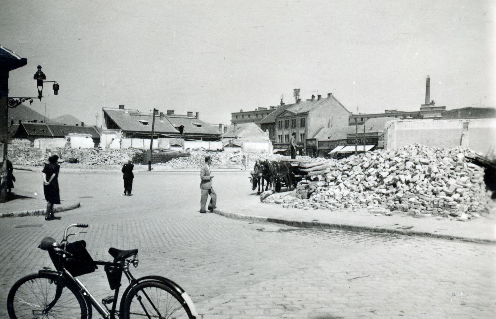 Magyarország, Óbuda, Budapest III., a Tanuló utca - Serfőző utca találkozása a Polgár térnél, bontási terület az Árpád híd budai hídfőjének építkezésénél. Háttérben a Tavasz utca házsora mögött a Dohánygyár épülete., 1943, Palágyi Bálint, Budapest, Fortepan #233986