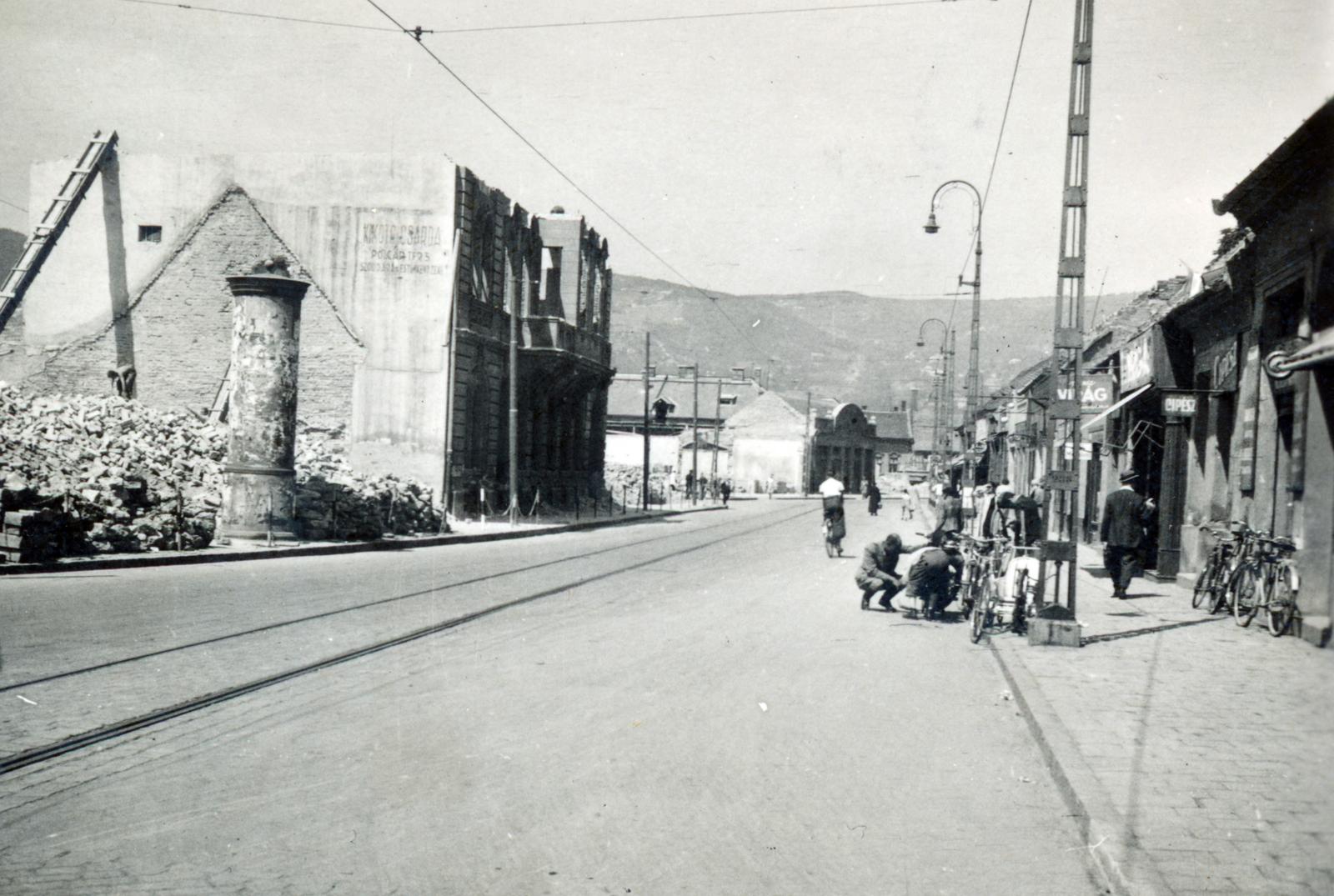Hungary, Óbuda, Budapest III., a Tavasz utca házsora, balra a Polgár tér - Kalvin utca közötti bontási terület az Árpád híd budai hídfőjének építkezésénél., 1943, Palágyi Bálint, Budapest, Fortepan #233987
