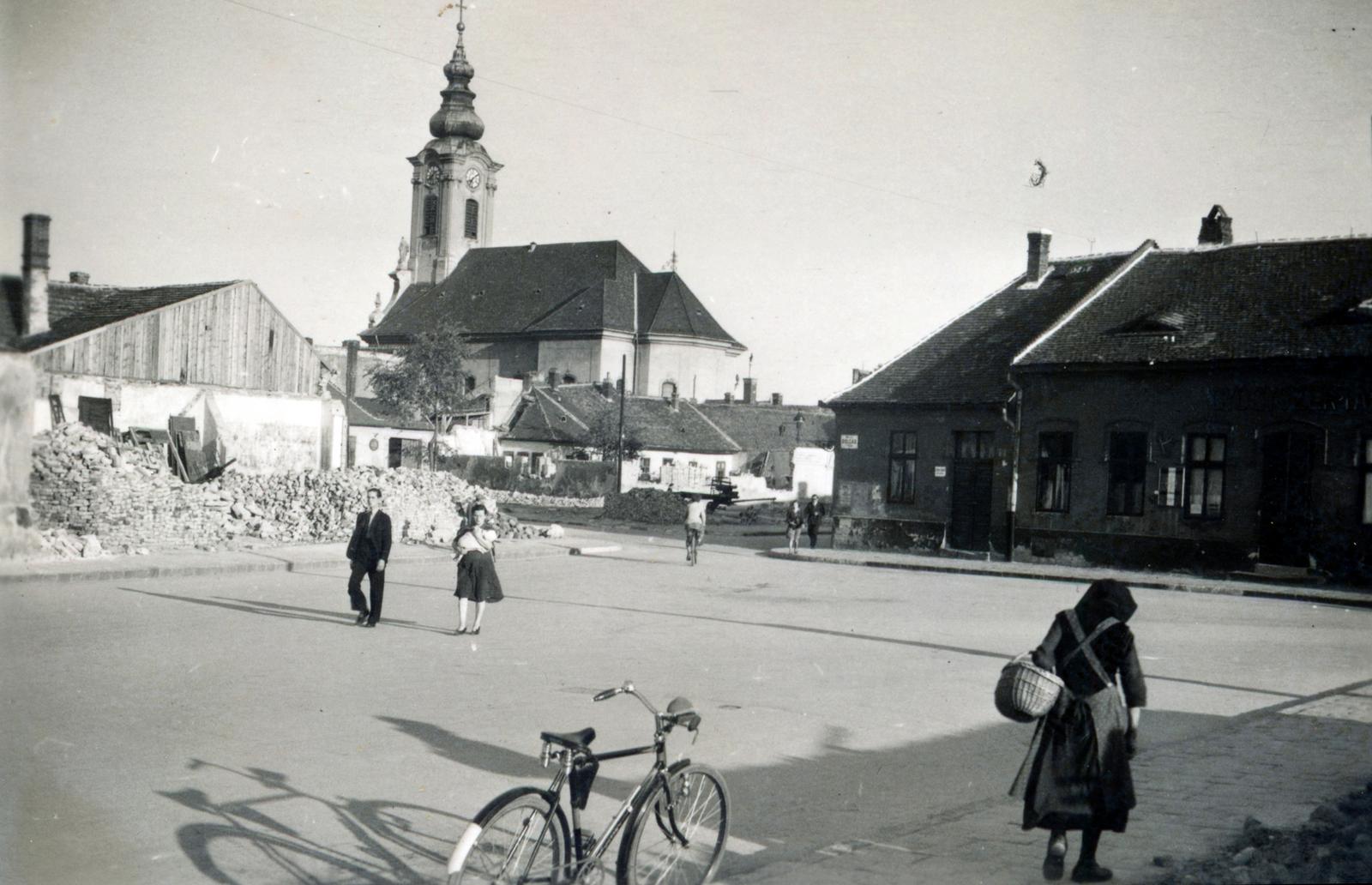 Hungary, Óbuda, Budapest III., Polgár tér, mára megszűnt, bontási terület az Árpád híd budai hídfőjének építési területénél. Szemben a Serfőző utca - Tanuló utca találkozása, távolabb balra a Szent Péter és Pál-templom., 1943, Palágyi Bálint, Budapest, disappeared, Fortepan #233989